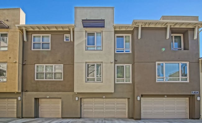 Building Photo - BRIGHT & PRIVATE, END CORNER UNIT, 2BR/2.5...