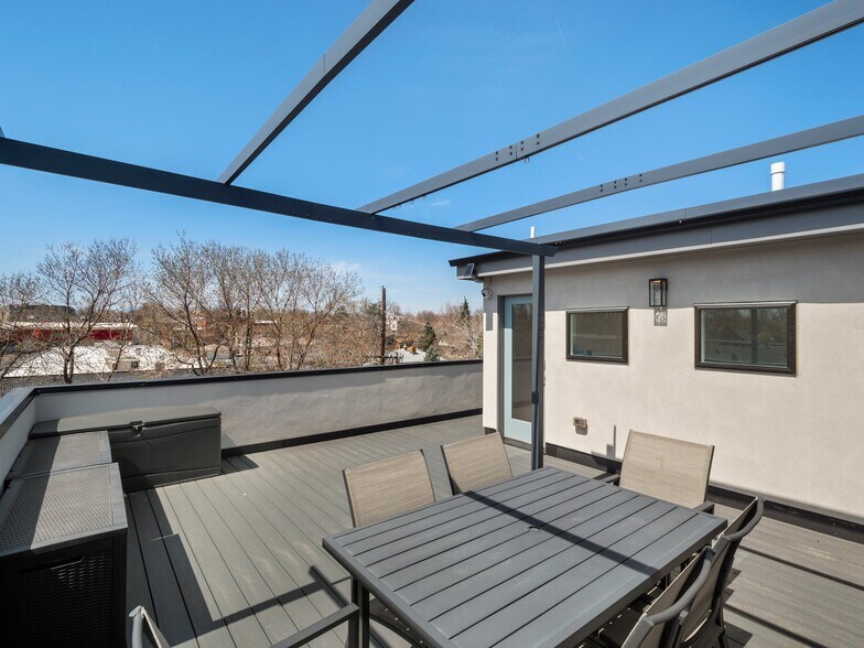 Rooftop patio - 3840 Eliot St