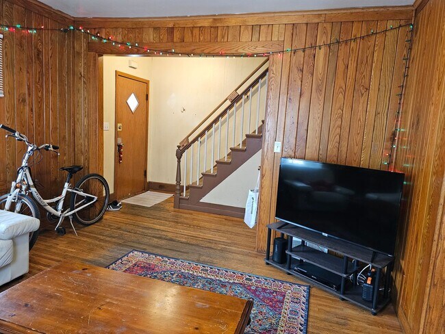 Building Photo - 4 bedroom House Close to U of M! Leasing f...