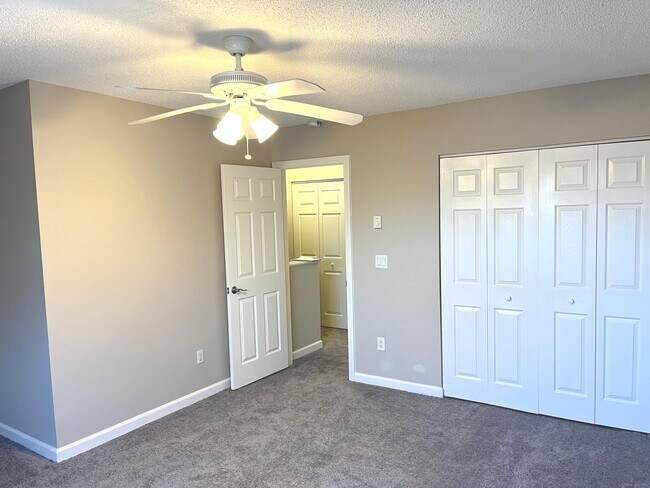 Building Photo - 585 Park Rd