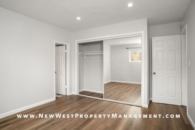 Building Photo - Upgraded Oceanside 3 Bedroom, Available Now! Small Pet OK!