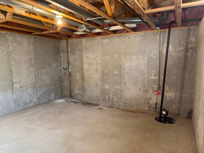 Building Photo - 1817 N Pine Grove St