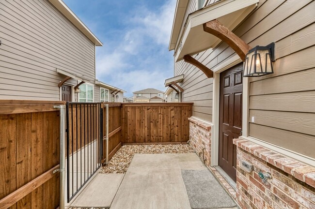 Building Photo - AVAILABLE NOW! GORGEOUS 2 BEDROOM FOUR PLEX LOCATED IN MIDLOTHIAN ISD!