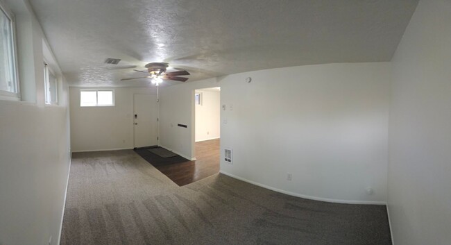 Building Photo - Hen-269