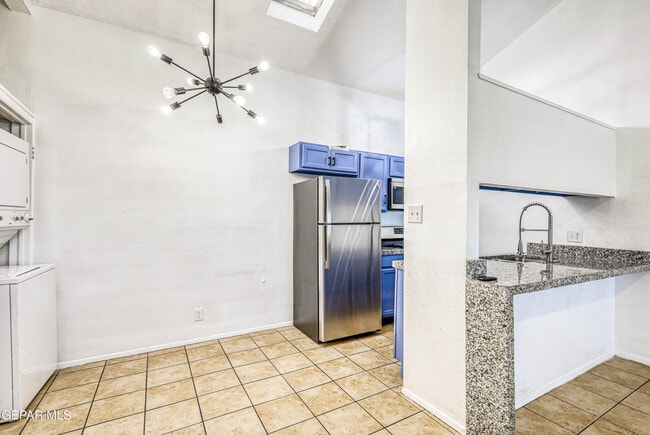 Building Photo - 630 White Cliffs Dr