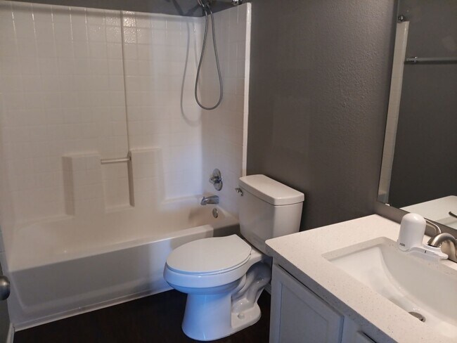 Building Photo - Stunning 5 bedroom, 3 bathroom in Rio Rancho! Showings available NOW!