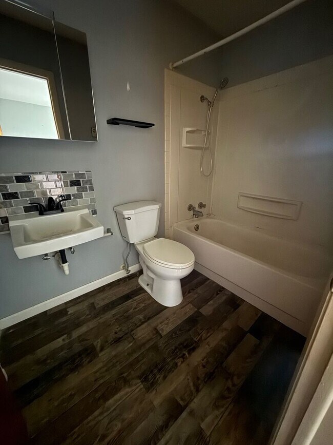 Building Photo - 1301 W 14th St