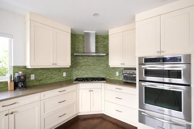 Building Photo - 3018 NE 26th St