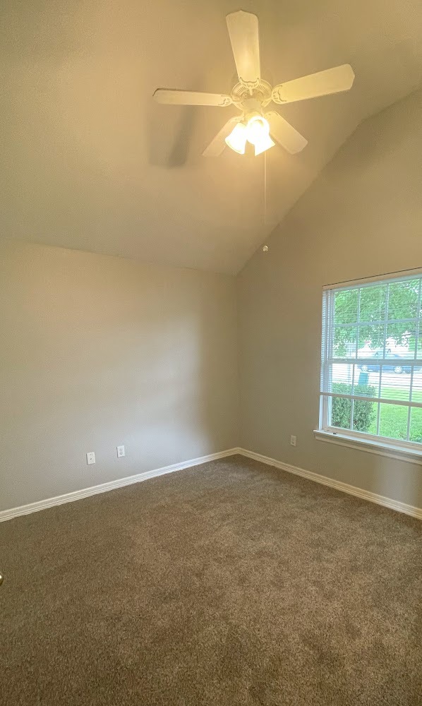 Building Photo - 905 SW Cheyenne Dr