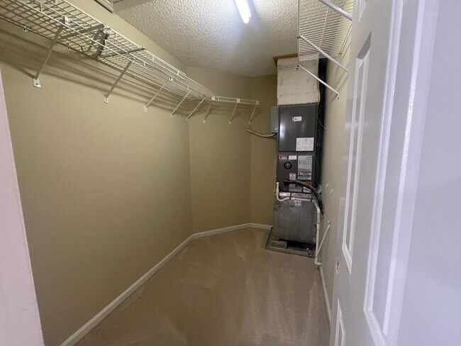 Building Photo - Spacious 2 Bed, 2 Bath Townhouse in Prime Hickory Location – 1,322 Sq. Ft.