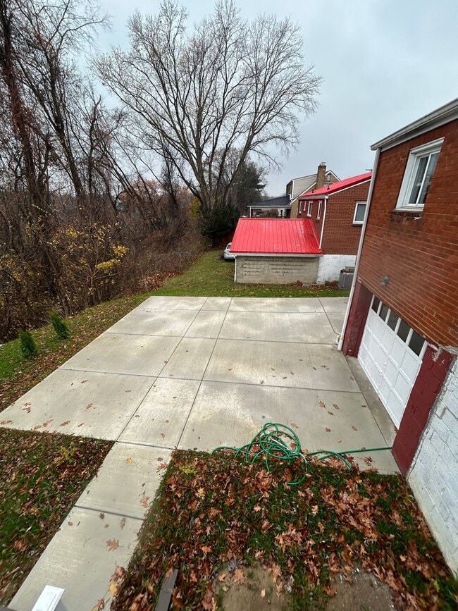 Building Photo - 506 Crescent Boulevard Extension