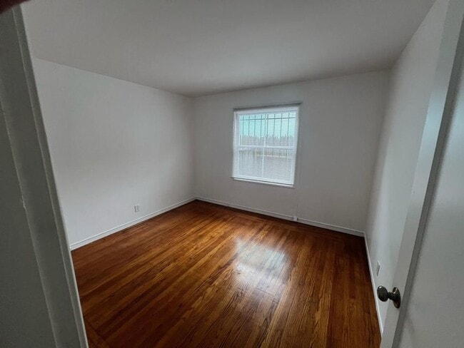 Building Photo - 1213 University Ave