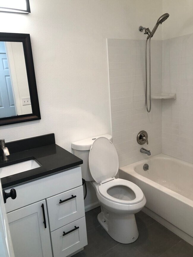 Building Photo - Beautifully Updated 2 Bedroom/2 Bath Renton Condo!