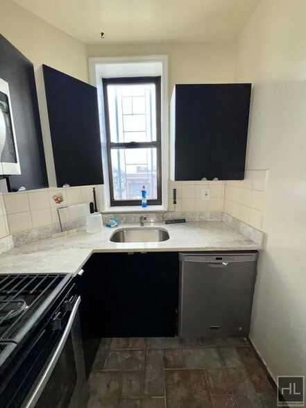 Building Photo - 36 AVENUE