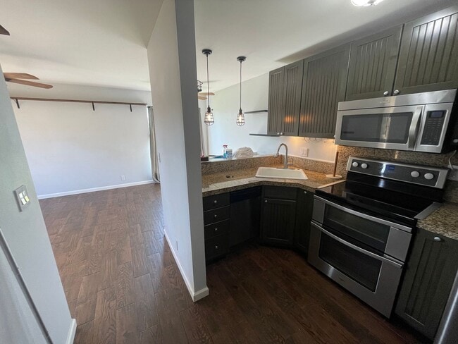 Building Photo - 2 Bed/ 1Bath Unfurnished Upgraded Ground Floor Southpointe Unit with a Yard + 2 Parking Spaces