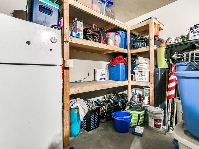 Building Photo - Deer Creek Schools and a Gated Community!