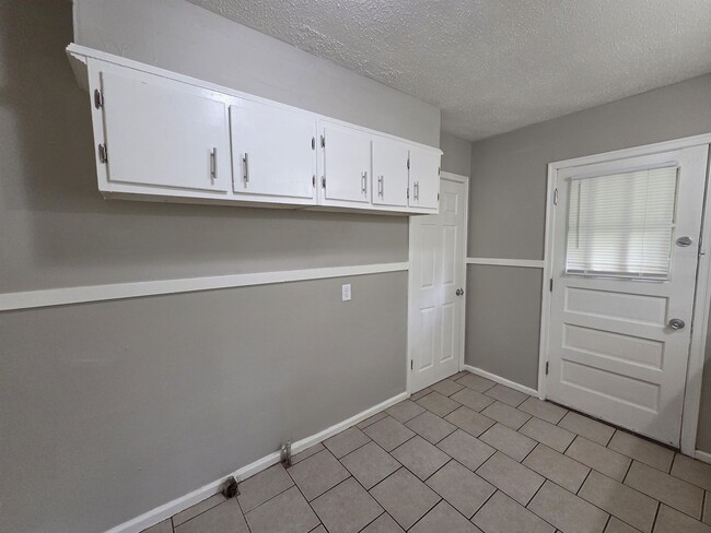 Building Photo - 4062 Shirley Dr