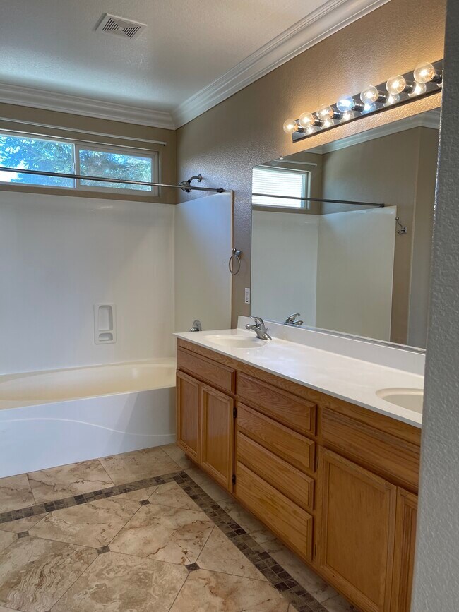 Building Photo - 1370 Oregon Creek Way