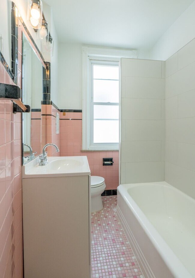 Building Photo - Newly Rehabbed beauty