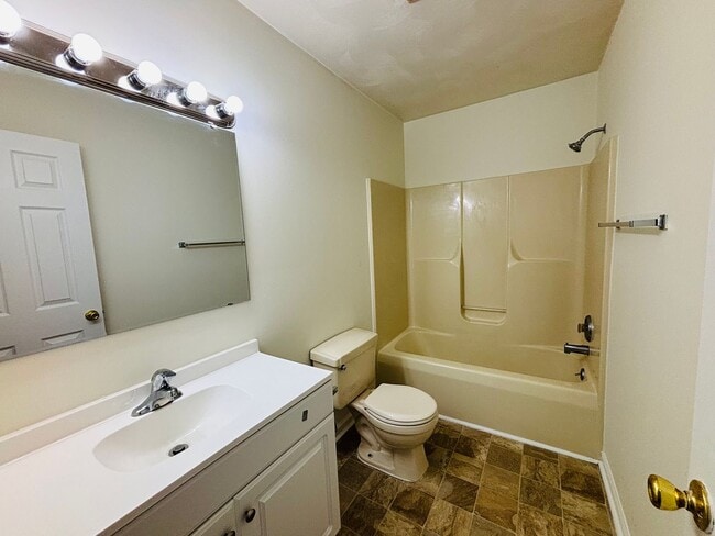 Building Photo - 840 Patrick Henry Dr