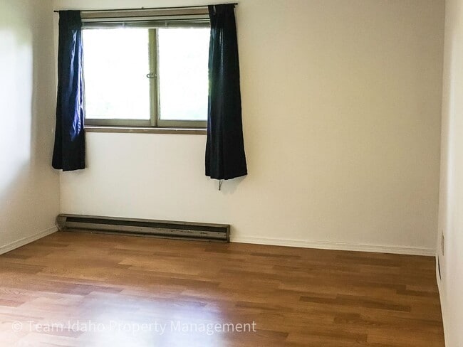 Building Photo - Taylor Ave Tri-Plex