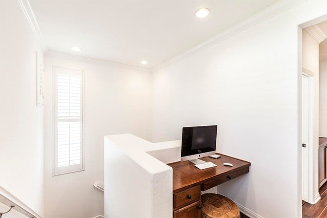 Building Photo - Large 3 Bed 2.5 Bath Home Available In Eas...