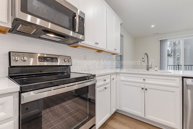 Building Photo - 6122 Cleburne Ct