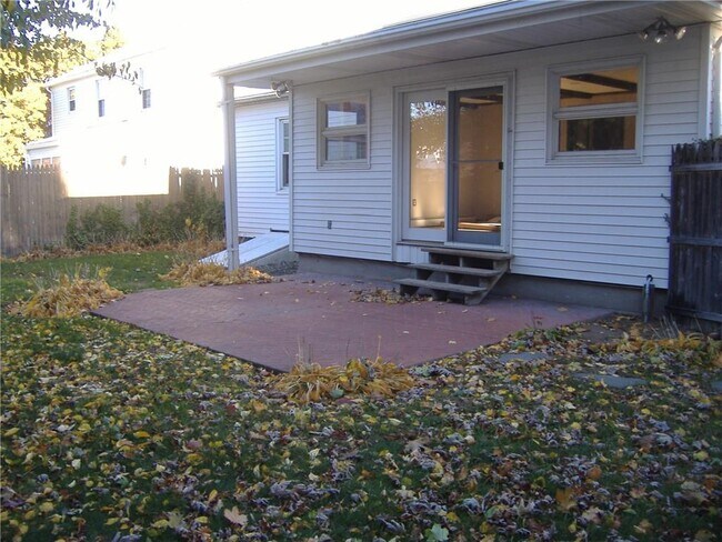 Building Photo - 18 Burnside St