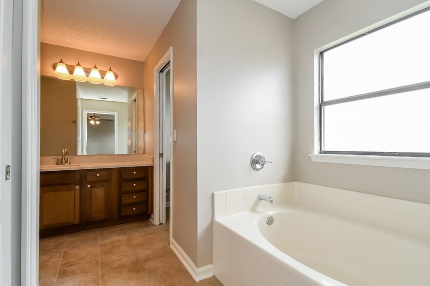 Building Photo - 596 Artesian Ln