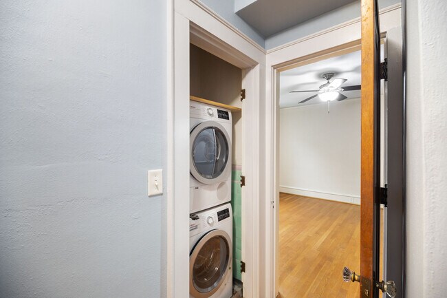 Building Photo - 821 Brandon Ave