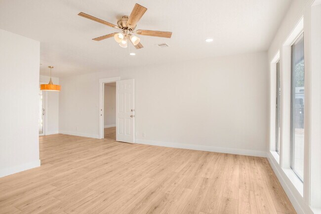 Building Photo - 1098 N 1900 W