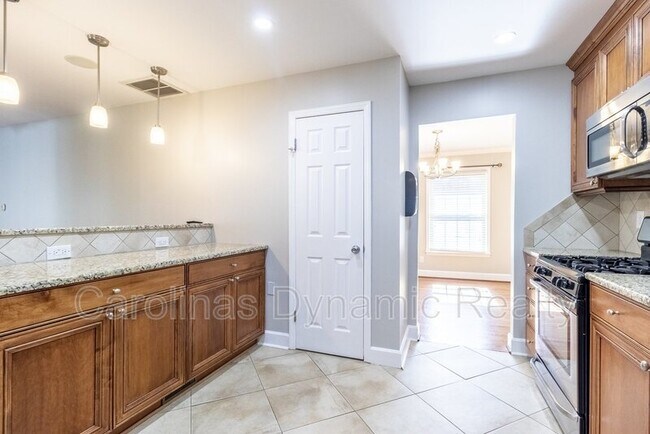 Building Photo - 6618 Castlegate Dr
