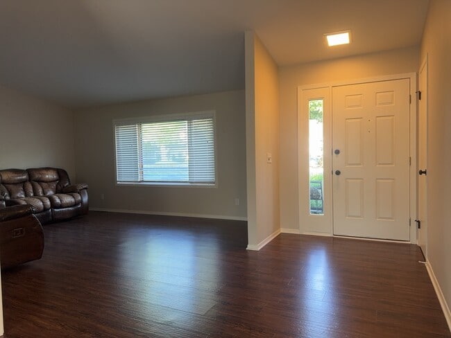 Building Photo - 3829 Eastway Dr