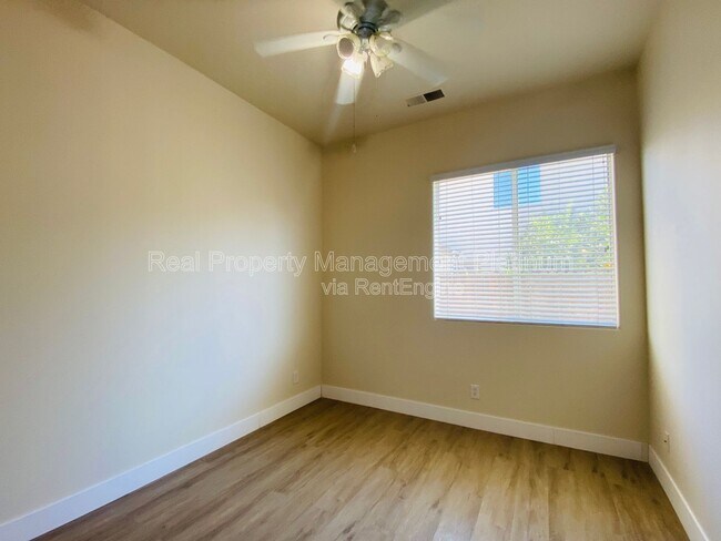 Building Photo - 2916 Roberts Ave