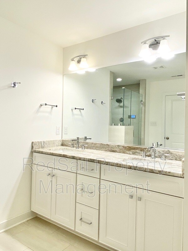 Building Photo - 4808 Village Walk