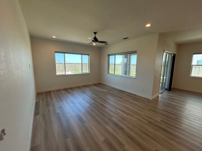 Building Photo - Spacious 4 Bed 2.5 Bath Home in Ellis with Solar!