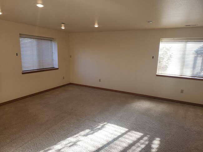 Building Photo - N/E home with 4 bed, 4 baths, 2 car garage!