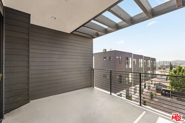 Building Photo - 3419 1/2 Fletcher Dr