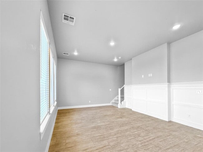 Building Photo - 2608 Crescent Ave