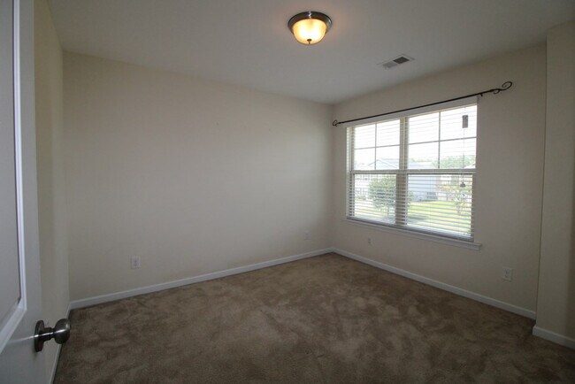 Building Photo - 870 Cormier Dr