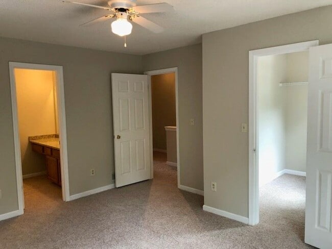 Building Photo - 1135 Country Club Pl