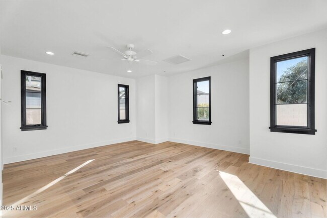 Building Photo - 4901 E Amelia Ave