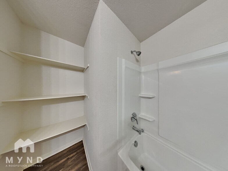 Building Photo - 9168 Pleasant Valley Dr