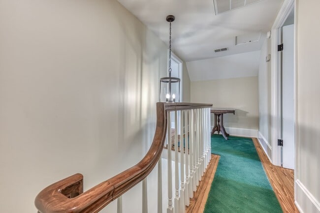 Building Photo - 5 Bedroom / 3.5 Bath Home Blountville, TN