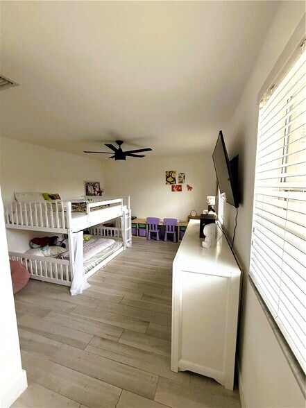 Building Photo - 5460 SW 70th Pl N