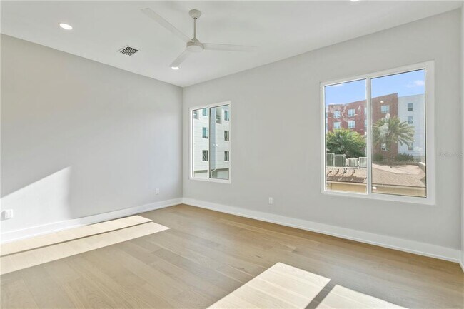 Building Photo - 368 6th St S