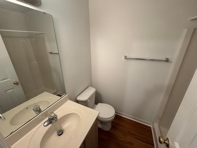 Building Photo - AVAILABLE NOW! 3 Bed 3 Story Town Home!