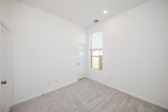 Building Photo - 27035 Flower Isle Ln