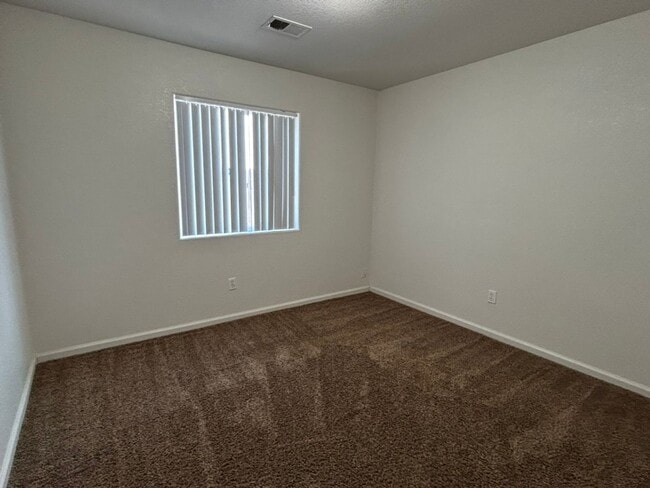 Building Photo - Bright & Comfortable 4 Bed, 2 Bath Home on...