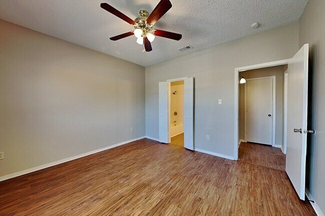 Building Photo - 6206 Alissa Dr